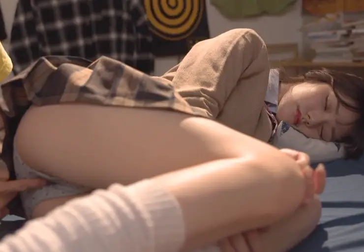 Chiếc quần lót lấp ló của em hàng xóm Miyashita Rena